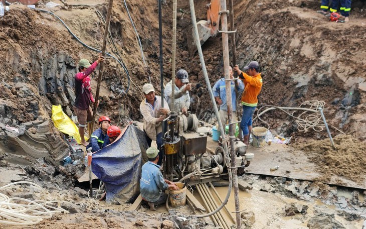 2 kíp thầy thuốc ứng trực sẵn sàng cấp cứu bé trai 10 tuổi rơi xuống trụ bê tông sâu 35 m