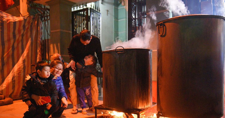[Ảnh] Người dân Hà Nội quây quần bên nồi bánh chưng đón Tết