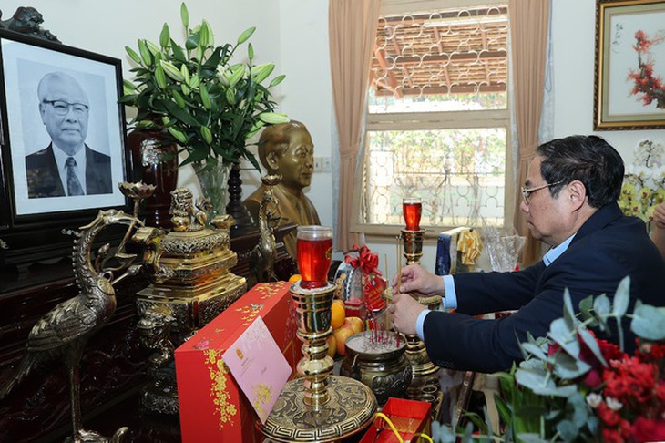 Thủ tướng Phạm Minh Chính dâng hương tưởng nhớ các đồng chí cố Thủ tướng Chính phủ - Ảnh 3. Thủ tướng Phạm Minh Chính dâng hương tưởng nhớ các đồng chí cố Thủ tướng Chính phủ - Ảnh 3.