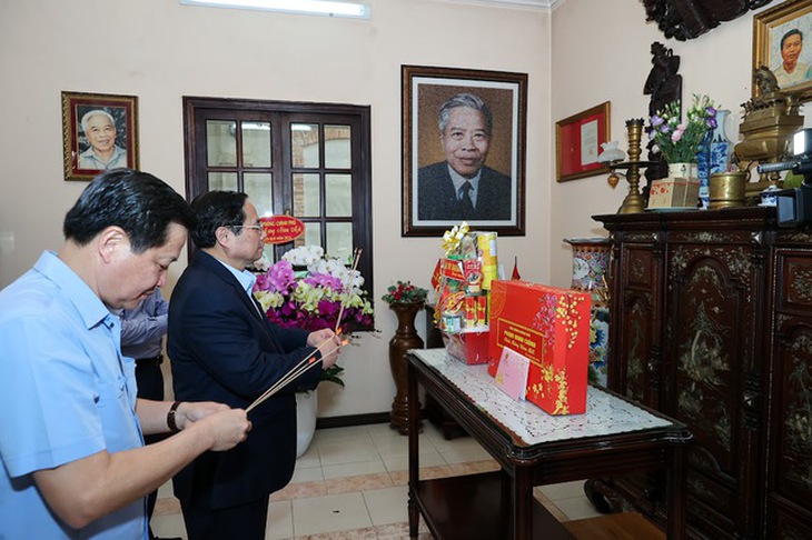 Thủ tướng Phạm Minh Chính dâng hương tưởng nhớ các đồng chí cố Thủ tướng Chính phủ - Ảnh 1. Thủ tướng Phạm Minh Chính dâng hương tưởng nhớ các đồng chí cố Thủ tướng Chính phủ - Ảnh 1.