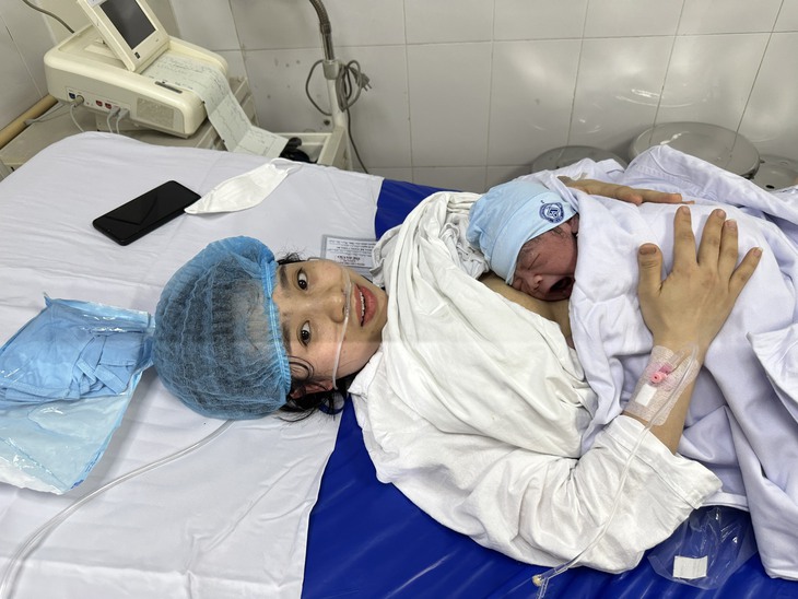 Thứ trưởng Bộ Y tế Trần Văn Thuấn đón công dân nhí chào đời vào thời khắc Giao thừa Tết Quý Mão - Ảnh 2.