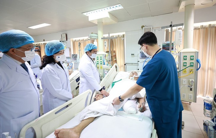 Thủ tướng thăm, chúc Tết các y bác sĩ, nhân viên y tế và bệnh nhân - Ảnh 1. Thủ tướng thăm, chúc Tết các y bác sĩ, nhân viên y tế và bệnh nhân - Ảnh 1.