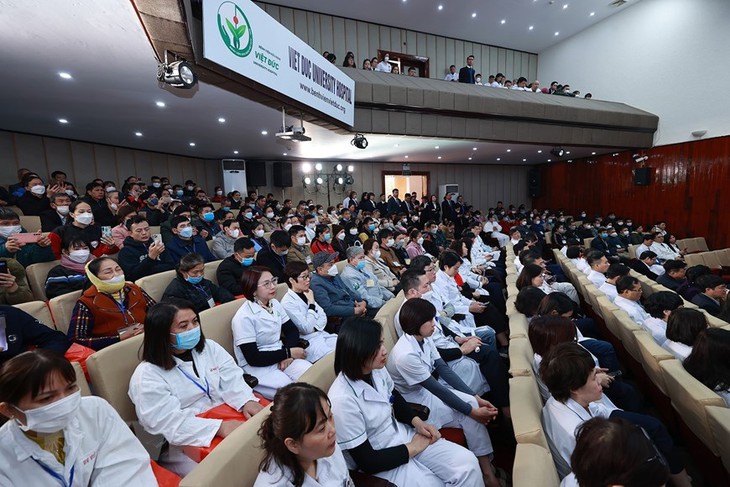 Thủ tướng thăm, chúc Tết các y bác sĩ, nhân viên y tế và bệnh nhân - Ảnh 6. Thủ tướng thăm, chúc Tết các y bác sĩ, nhân viên y tế và bệnh nhân - Ảnh 6.
