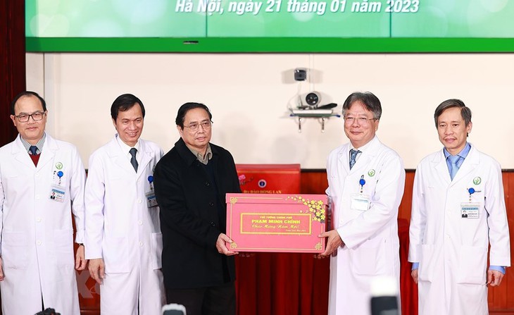 Thủ tướng thăm, chúc Tết các y bác sĩ, nhân viên y tế và bệnh nhân - Ảnh 8. Thủ tướng thăm, chúc Tết các y bác sĩ, nhân viên y tế và bệnh nhân - Ảnh 8.