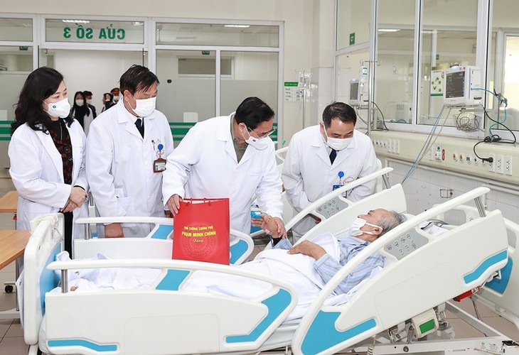 Thủ tướng thăm, chúc Tết các y bác sĩ, nhân viên y tế và bệnh nhân - Ảnh 13. Thủ tướng thăm, chúc Tết các y bác sĩ, nhân viên y tế và bệnh nhân - Ảnh 13.