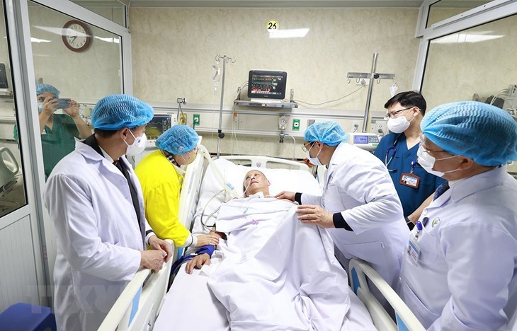 Thủ tướng thăm, chúc Tết các y bác sĩ, nhân viên y tế và bệnh nhân - Ảnh 3. Thủ tướng thăm, chúc Tết các y bác sĩ, nhân viên y tế và bệnh nhân - Ảnh 3.