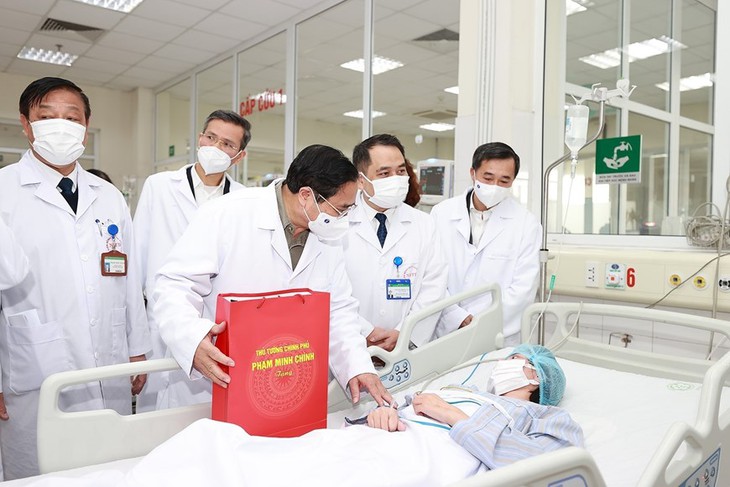 Thủ tướng thăm, chúc Tết các y bác sĩ, nhân viên y tế và bệnh nhân - Ảnh 10. Thủ tướng thăm, chúc Tết các y bác sĩ, nhân viên y tế và bệnh nhân - Ảnh 10.
