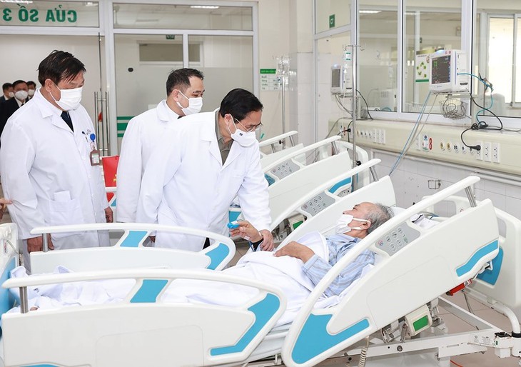 Thủ tướng thăm, chúc Tết các y bác sĩ, nhân viên y tế và bệnh nhân - Ảnh 11. Thủ tướng thăm, chúc Tết các y bác sĩ, nhân viên y tế và bệnh nhân - Ảnh 11.