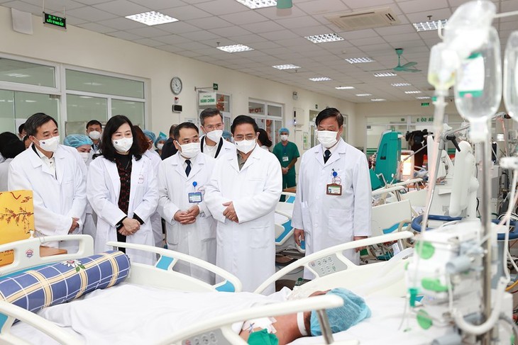 Thủ tướng thăm, chúc Tết các y bác sĩ, nhân viên y tế và bệnh nhân - Ảnh 12. Thủ tướng thăm, chúc Tết các y bác sĩ, nhân viên y tế và bệnh nhân - Ảnh 12.