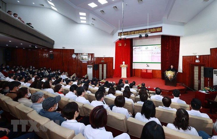 Thủ tướng thăm, chúc Tết các y bác sĩ, nhân viên y tế và bệnh nhân - Ảnh 5. Thủ tướng thăm, chúc Tết các y bác sĩ, nhân viên y tế và bệnh nhân - Ảnh 5.