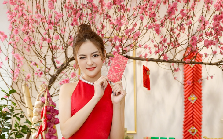 Diễn viên 'Gái già lắm chiêu' từng vô tư nhặt mèo đi lạc vào mùng 1 Tết - Ảnh 1. Diễn viên 'Gái già lắm chiêu' từng vô tư nhặt mèo đi lạc vào mùng 1 Tết - Ảnh 1.