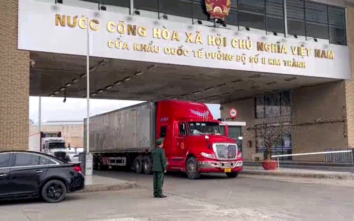 Hàng hóa nhộn nhịp qua cửa khẩu Việt - Trung ngày đầu năm mới