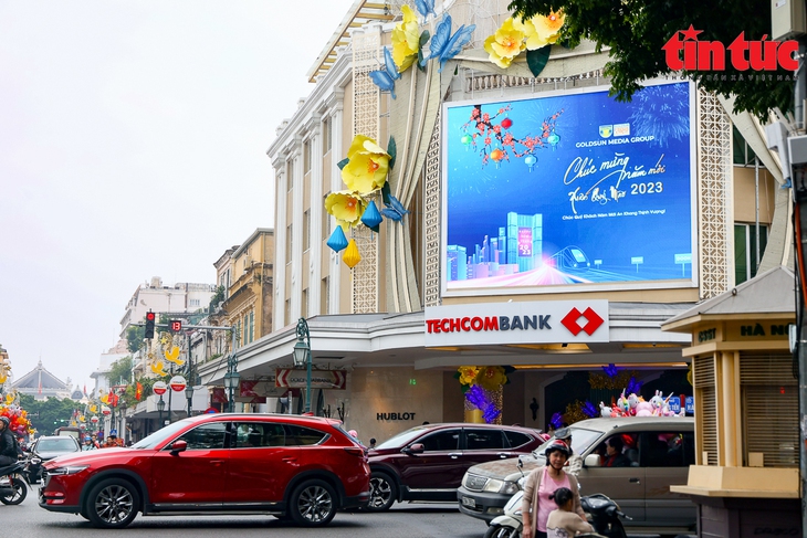 Mùng 2 Tết: Hồ Gươm, phố cổ Hà Nội đông nghịt khách du Xuân - Ảnh 1. Mùng 2 Tết: Hồ Gươm, phố cổ Hà Nội đông nghịt khách du Xuân - Ảnh 1.