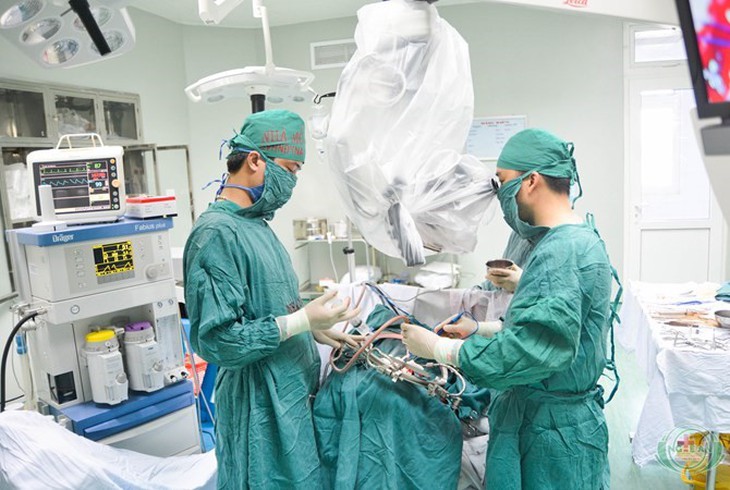 Cứu sống bệnh nhân tụ máu ngoài màng cứng tuỷ sống tự phát - Ảnh 1.
