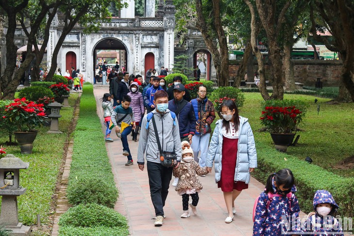 [Ảnh] Người dân Hà Nội rộn ràng đi xin chữ ngày mùng ba Tết - Ảnh 2.