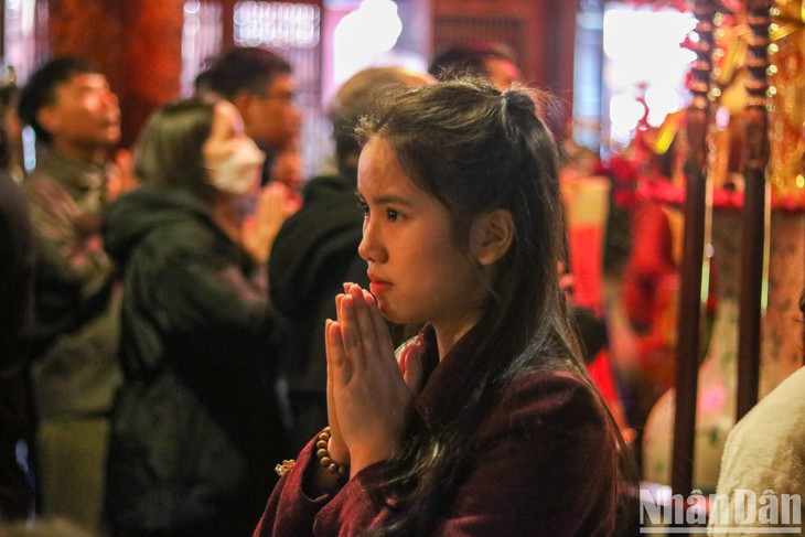 [Ảnh] Người dân Hà Nội rộn ràng đi xin chữ ngày mùng ba Tết - Ảnh 10.