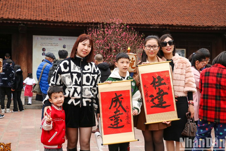 [Ảnh] Người dân Hà Nội rộn ràng đi xin chữ ngày mùng ba Tết - Ảnh 17.