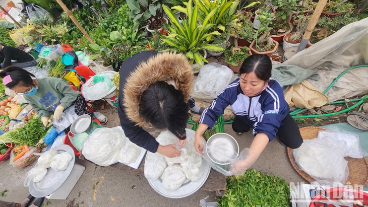Độc đáo phiên chợ bún một năm chỉ có một lần vào mùng 3 Tết - Ảnh 2.