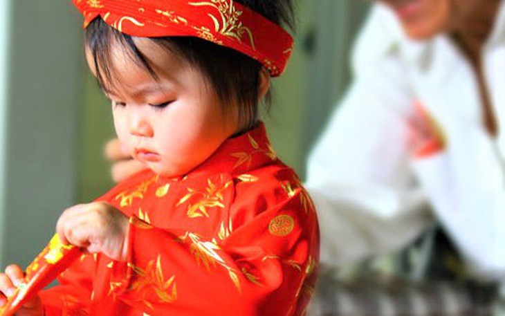Trẻ em ở độ tuổi nào có thể giữ tiền lì xì?