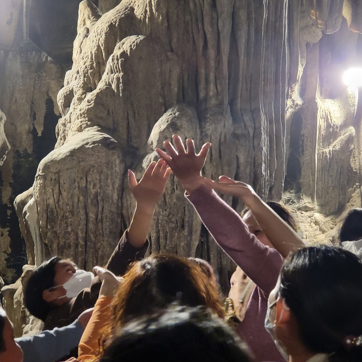 Chưa khai hội, hàng vạn du khách đã đến Chùa Hương đi lễ đầu năm - Ảnh 5.