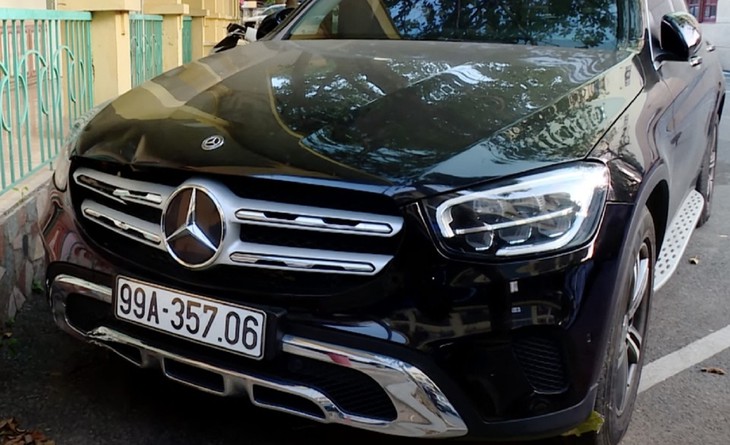 Tạm giữ tài xế xe Mercedes tông chết người ngày mùng 1 Tết rồi bỏ trốn - Ảnh 3. Tạm giữ tài xế xe Mercedes tông chết người ngày mùng 1 Tết rồi bỏ trốn - Ảnh 3.