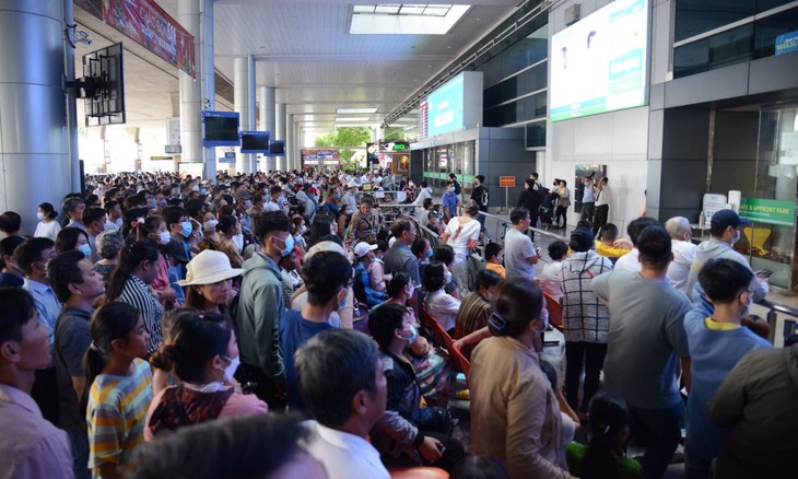 Các sân bay lớn đón lượng khách 'khổng lồ' vào ngày đi làm đầu tiên sau nghỉ Tết - Ảnh 1.