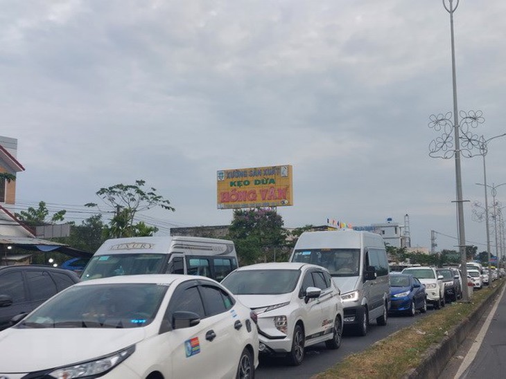 Dòng xe cộ "rồng rắn" nhích từng bước trở lại TPHCM sau kỳ nghỉ Tết - Ảnh 1.