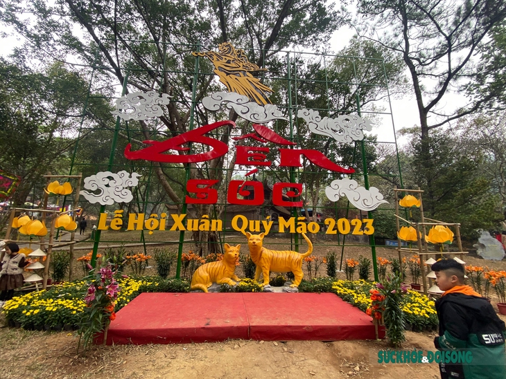 Đền Sóc lung linh trước ngày khai hội Gióng 2023 - Ảnh 1.
