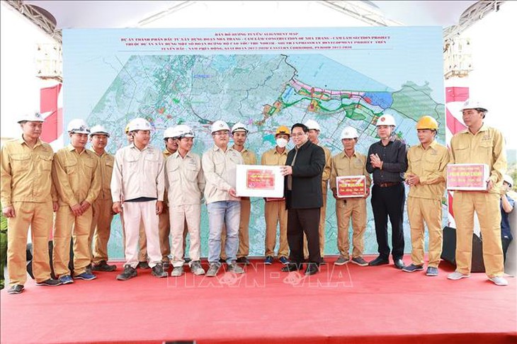 Thủ tướng kiểm tra dự án xây dựng đường bộ cao tốc Nha Trang - Cam Lâm - Ảnh 2.