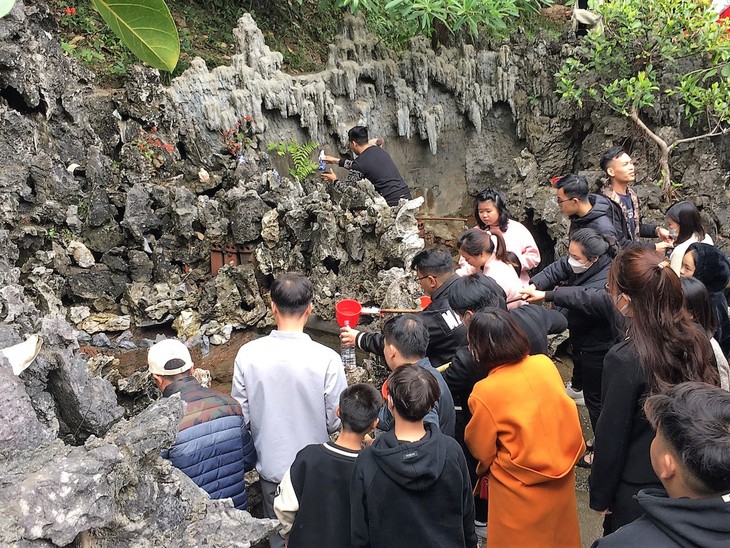Quảng Ninh: Du khách đổ xô uống nước giếng tiên cầu may - Ảnh 1. Quảng Ninh: Du khách đổ xô uống nước giếng tiên cầu may - Ảnh 1.