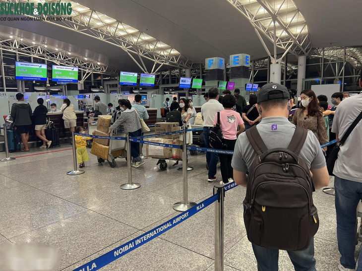 Các sân bay lớn đón lượng khách 'khổng lồ' vào ngày đi làm đầu tiên sau nghỉ Tết - Ảnh 2.