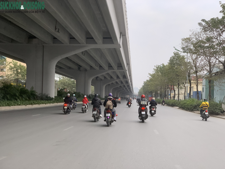 Giao thông Hà Nội thông thoáng trong ngày đi làm đầu tiên sau nghỉ Tết - Ảnh 1. Giao thông Hà Nội thông thoáng trong ngày đi làm đầu tiên sau nghỉ Tết - Ảnh 1.