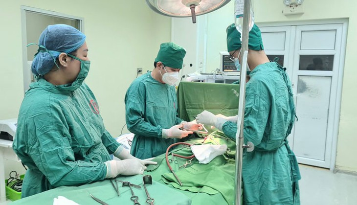 Báo động đỏ nội viện, cứu bệnh nhân sốc đa chấn thương, đứt rời cổ tử cung  - Ảnh 1.