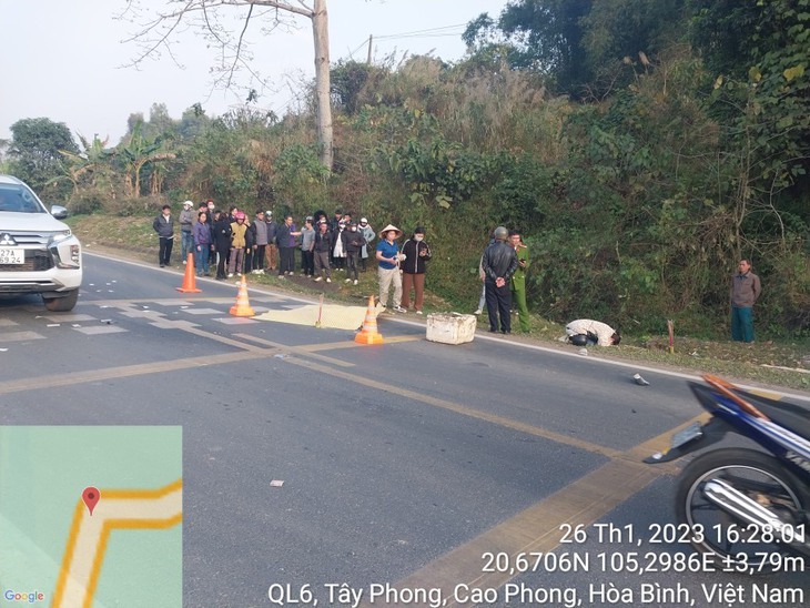 Nguyên nhân vụ tai nạn liên hoàn trên Quốc lộ 6 khiến 2 người tử vong - Ảnh 2. Nguyên nhân vụ tai nạn liên hoàn trên Quốc lộ 6 khiến 2 người tử vong - Ảnh 2.