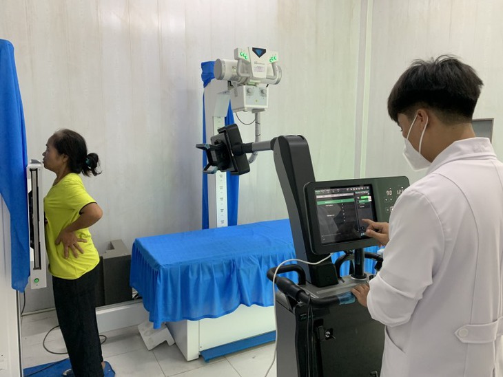 Niềm vui đón "bác sĩ thành phố" ở trạm y tế xã đảo duy nhất TP.HCM - Ảnh 2.