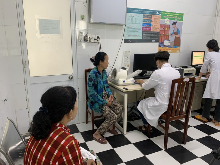 Niềm vui đón "bác sĩ thành phố" ở trạm y tế xã đảo duy nhất TP.HCM - Ảnh 1.