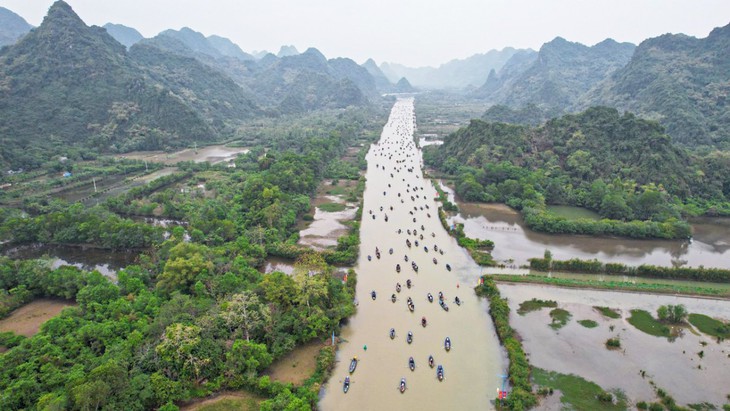 Hàng vạn du khách trẩy hội chùa Hương sau 2 năm gián đoạn vì dịch COVID-19 - Ảnh 1. Hàng vạn du khách trẩy hội chùa Hương sau 2 năm gián đoạn vì dịch COVID-19 - Ảnh 1.