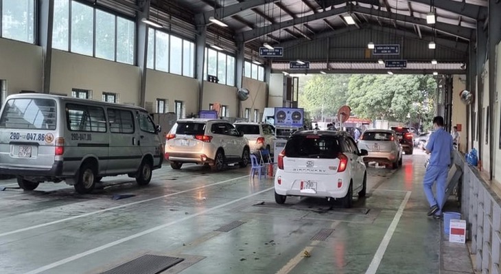 Vật vã chờ ‘khám xe’ từ sáng sớm đến tối muộn ngay ngày đầu tiên đi làm - Ảnh 4.