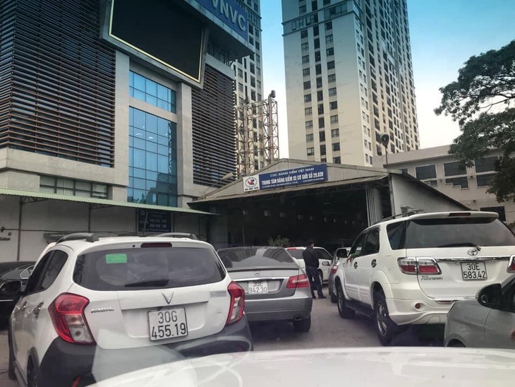 Vật vã chờ ‘khám xe’ từ sáng sớm đến tối muộn ngay ngày đầu tiên đi làm - Ảnh 5.