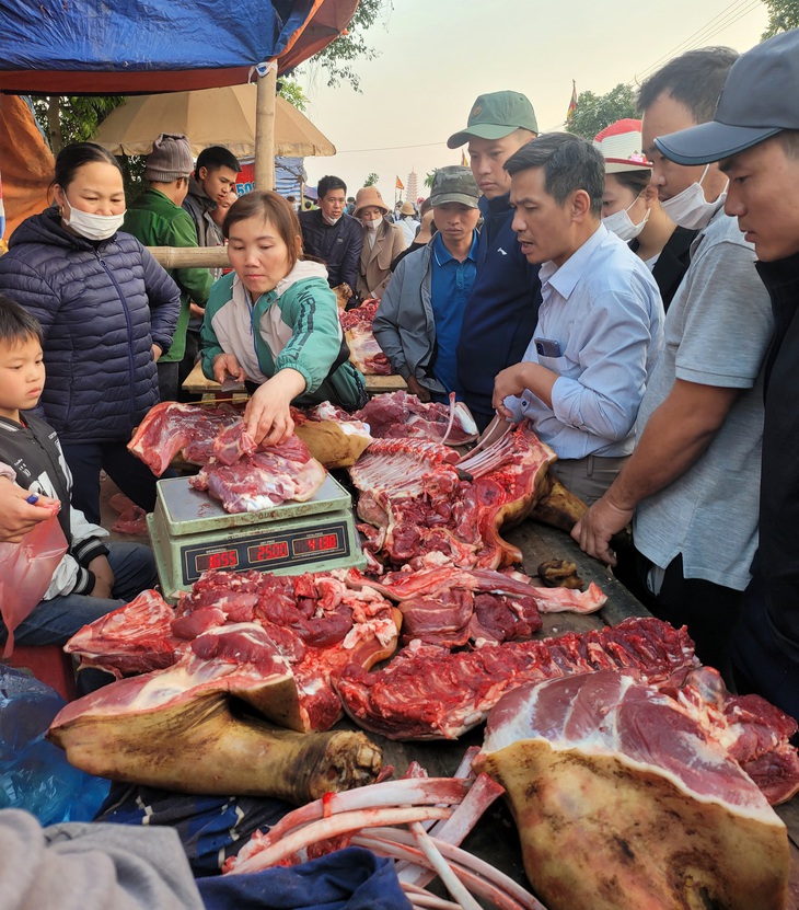 Dòng người ùn ùn đổ về Phủ Dầy dự phiên Chợ Viềng "mua may bán rủi" - Ảnh 3.