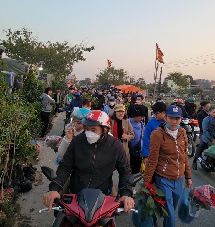 Dòng người ùn ùn đổ về Phủ Dầy dự phiên Chợ Viềng "mua may bán rủi" - Ảnh 7.