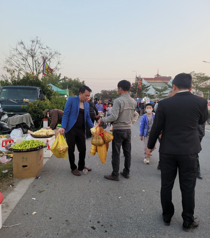 Dòng người ùn ùn đổ về Phủ Dầy dự phiên Chợ Viềng "mua may bán rủi" - Ảnh 4.