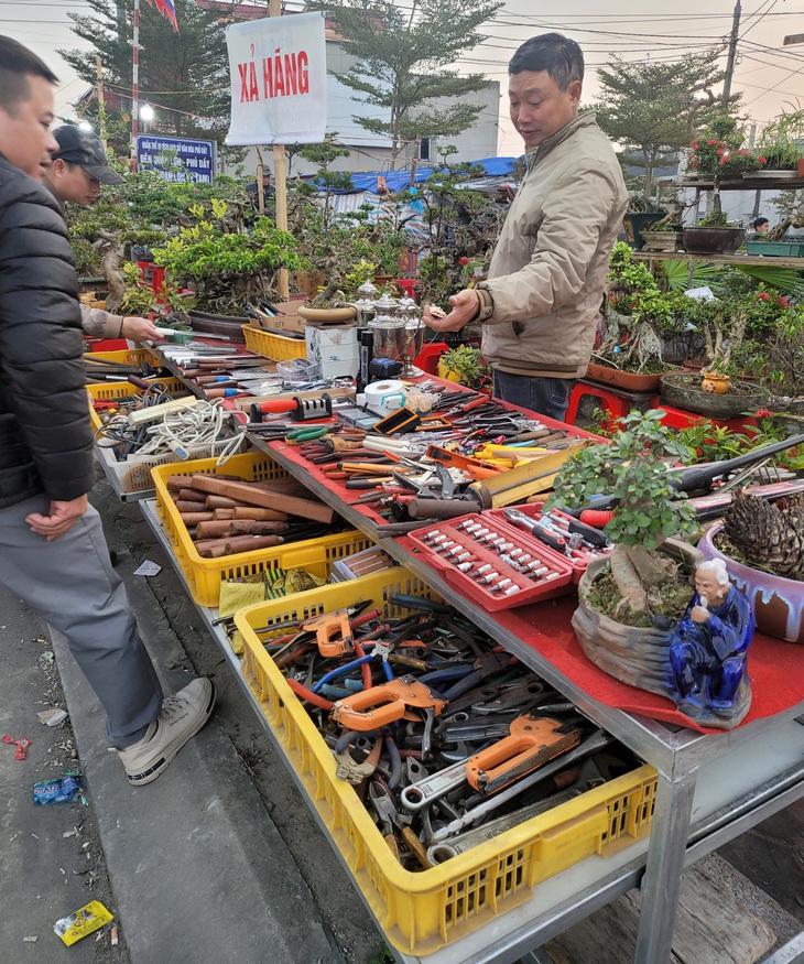 Dòng người ùn ùn đổ về Phủ Dầy dự phiên Chợ Viềng "mua may bán rủi" - Ảnh 2.