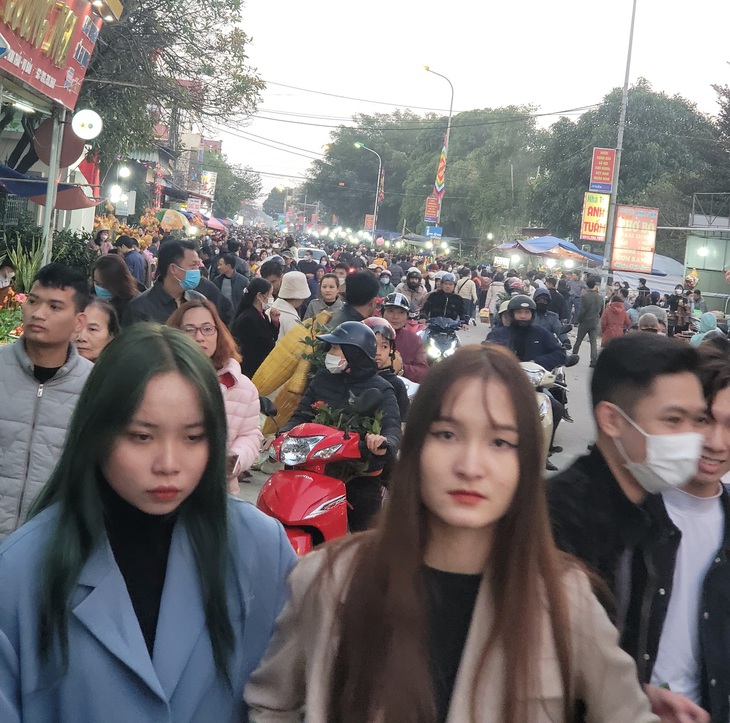 Dòng người ùn ùn đổ về Phủ Dầy dự phiên Chợ Viềng "mua may bán rủi" - Ảnh 5.