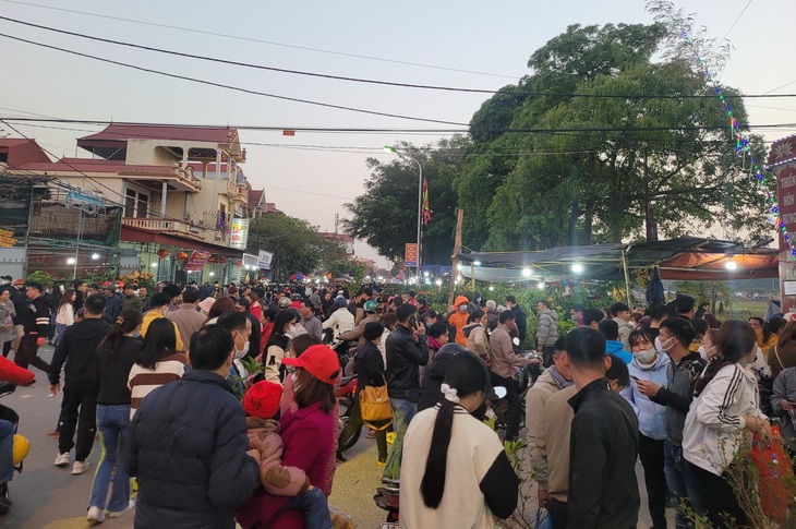 Dòng người ùn ùn đổ về Phủ Dầy dự phiên Chợ Viềng "mua may bán rủi" - Ảnh 1.