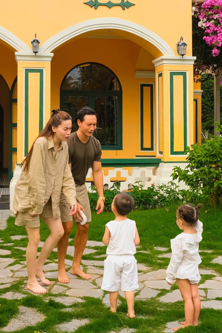 Nhà Hồ Ngọc Hà đi du xuân biệt phủ rộng gần 14.000 m2: Vẻ ngoài của cặp song sinh khiến khán giả bật cười - Ảnh 2. Nhà Hồ Ngọc Hà đi du xuân biệt phủ rộng gần 14.000 m2: Vẻ ngoài của cặp song sinh khiến khán giả bật cười - Ảnh 2.