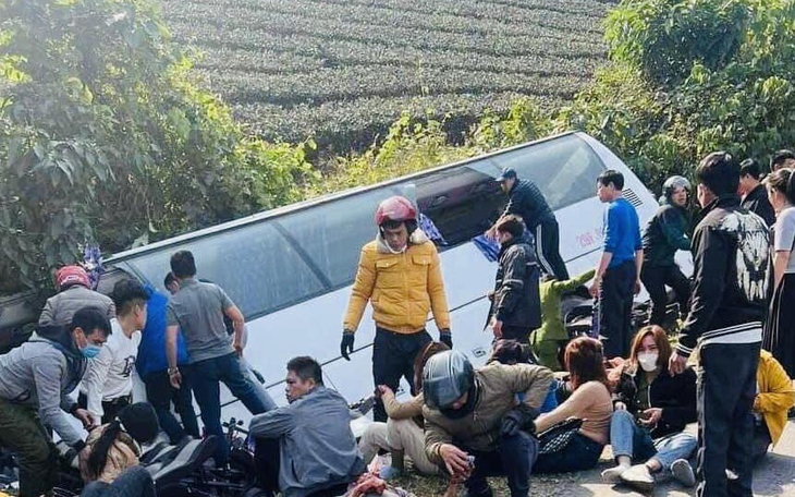 Ô tô khách chở 46 người bị lật tại khu vực Đèo Khế