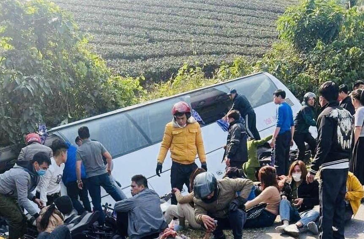 Ô tô khách chở 46 người bị lật tại khu vực Đèo Khế - Ảnh 4.