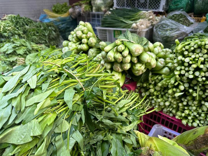 Hàng hoá sau Tết ổn định, rau xanh hạ nhiệt, tôm, cá tăng giá - Ảnh 1. Hàng hoá sau Tết ổn định, rau xanh hạ nhiệt, tôm, cá tăng giá - Ảnh 1.