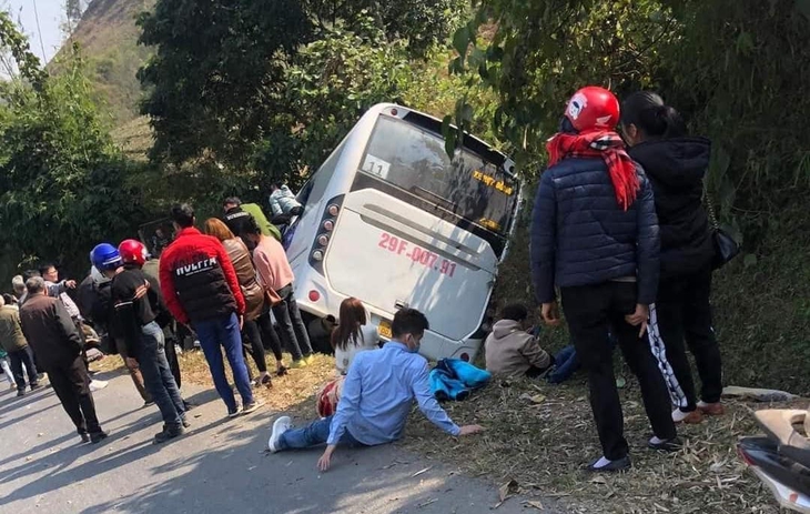 Ô tô khách chở 46 người bị lật tại khu vực Đèo Khế - Ảnh 2.